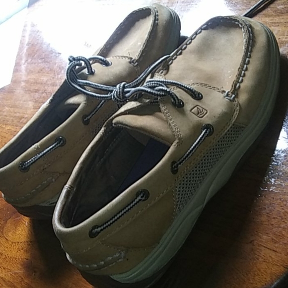 boys size 5 - Picture 2 of 8